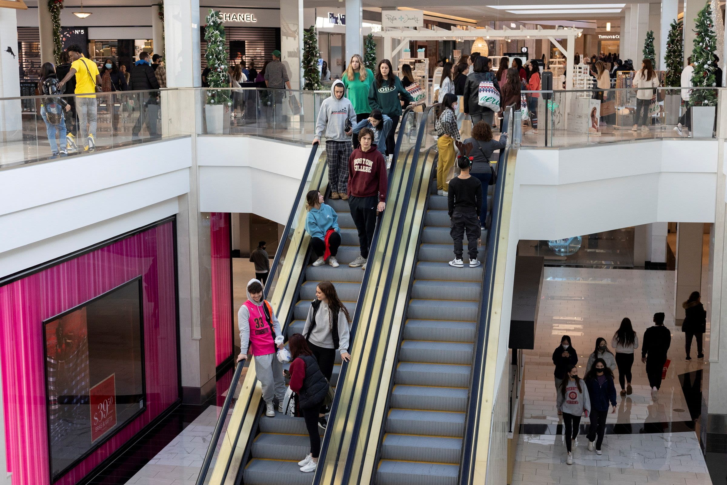 US consumer confidence slides to lowest level since 2022