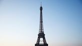 La Torre Eiffel luce los anillos olímpicos 50 días antes de los Juegos de París 2024