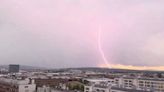 Sorprendentes imágenes del festival de rayos que ha dejado una fuerte tormenta en Fuengirola
