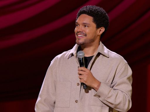 Trevor Noah weighs in on Kendrick vs. Drake, swerves a fan's gift at Hollywood Bowl show