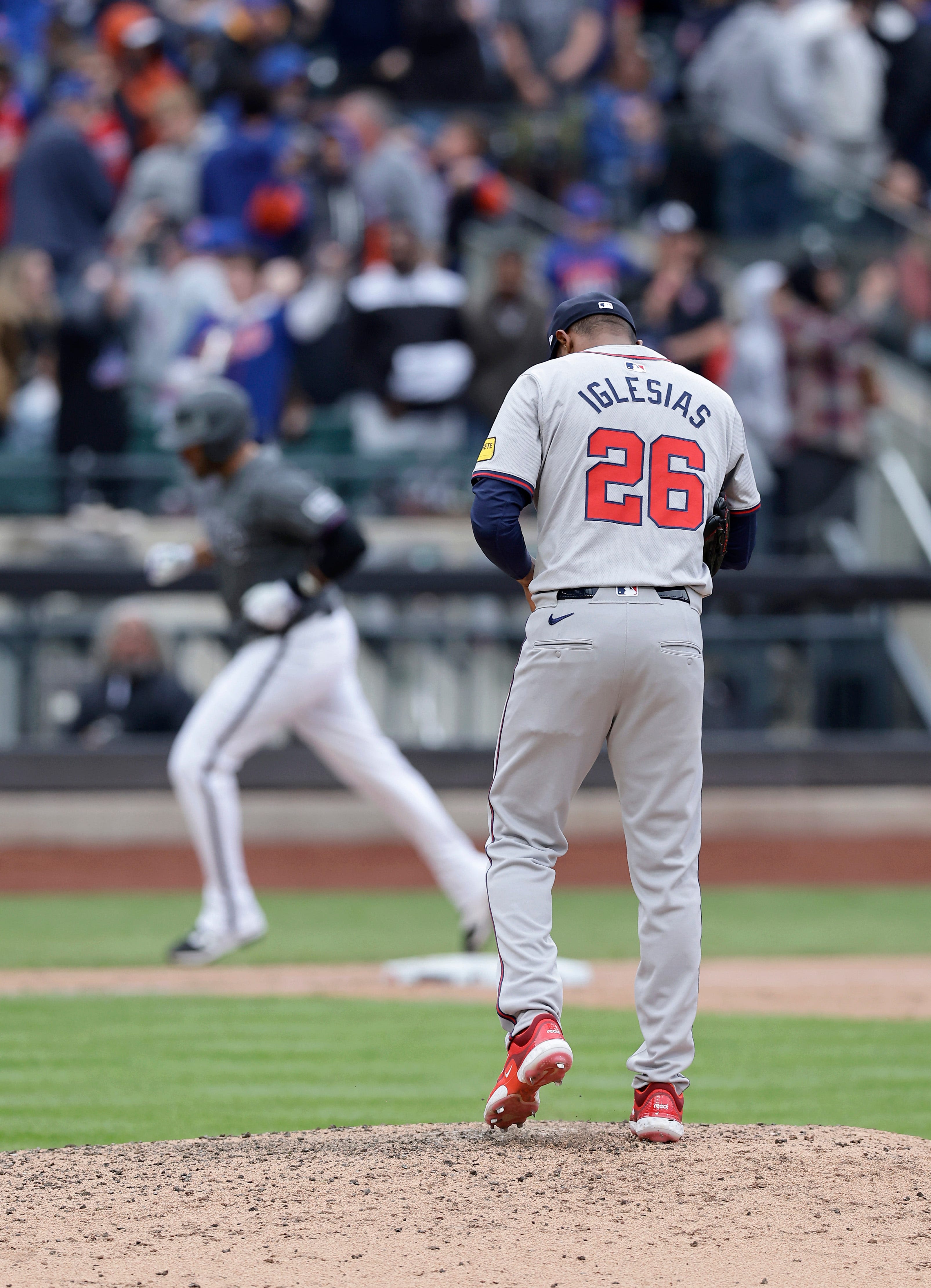 Mets' J.D. Martinez breaks up Braves' no-hit bid with home run with two outs in ninth