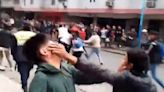 Video: batalla campal entre estudiantes secundarios en pleno centro de San Miguel de Tucumán