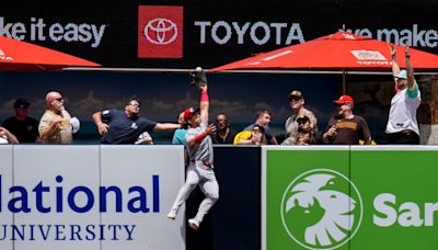 MLB／紅人台裔好手扮全壘打大盜！飛身跳躍沒收馬恰多三分砲