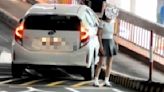 影／停車考技術？短裙女停西門停車場 開上分隔島卡住