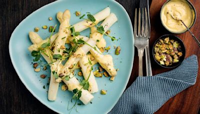 "¡Es asombroso!": espárragos con pistacho, anchoas con regaliz y otras parejas perfectas de la cocina