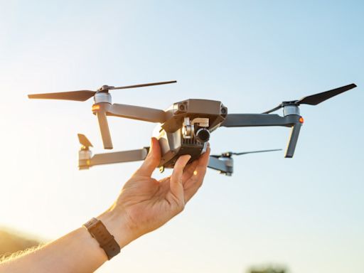 Estados Unidos le declara la guerra a DJI uno de los mayores fabricantes de drones - La Opinión