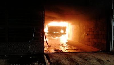 Incendio arrasa con pick up Lobo en casa de Cuauhtémoc