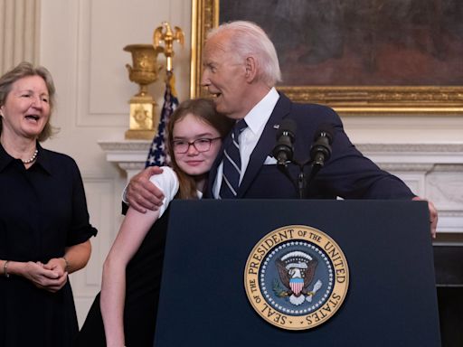 Joe Biden canta el 'Cumpleaños feliz' a la hija de uno de los rehenes liberados por Rusia