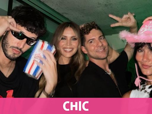 Aitana y Sebastián Yatra, con David Bisbal y Rosanna Zanetti, en el concierto de Karol G