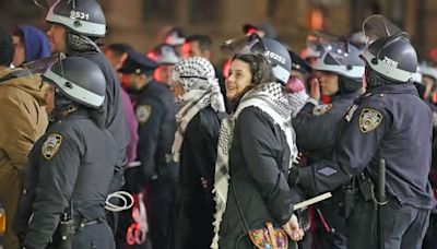 La policía de Nueva York desaloja a los estudiantes propalestinos de la Universidad de Columbia