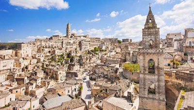 Historic building in Italy damaged by parkour tourists