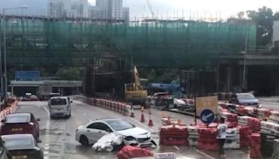 龍翔道私家車自炒撞水馬 往觀塘方向交通受阻