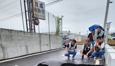 萬丹頂林大排河堤道路遭淘空 出現2米深大坑洞圍封鎖線禁通行