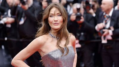 Carla Bruni, la paura della morte durante la malattia: “Non è finita”