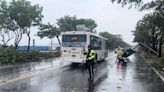 瘋狂豪雨侵襲高屏！高雄湖內「路樹、電桿、路牌」被吹倒