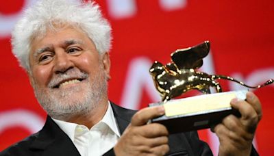 Almodóvar toca el cielo en la Mostra de Venecia