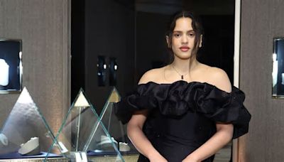 Rosalía sorprende con el vestido negro más elegante que ha llevado hasta la fecha