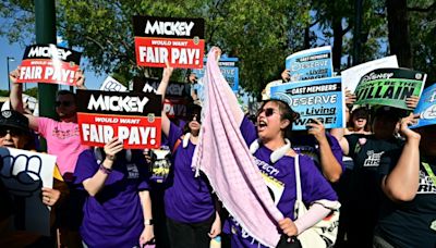 USA: les salariés du parc Disneyland approuvent le principe d'une grève