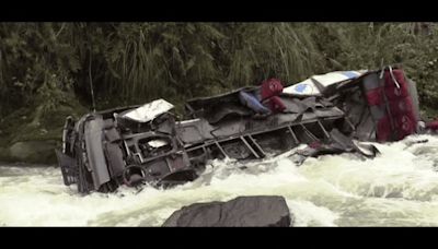 Aumenta a 25 los muertos por caída de autobús a un abismo en norte de Perú