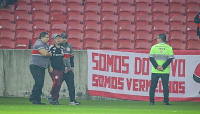 Torcida do Inter tenta invadir gramado do Beira-Rio após eliminação na Sul-Americana | GZH