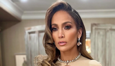 Jennifer Lopez’s effortless bathroom selfie will have you doing a double take