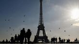 Capturan a individuos cuando ataúdes al lado de la torre Eiffel; sospechan de Rusia