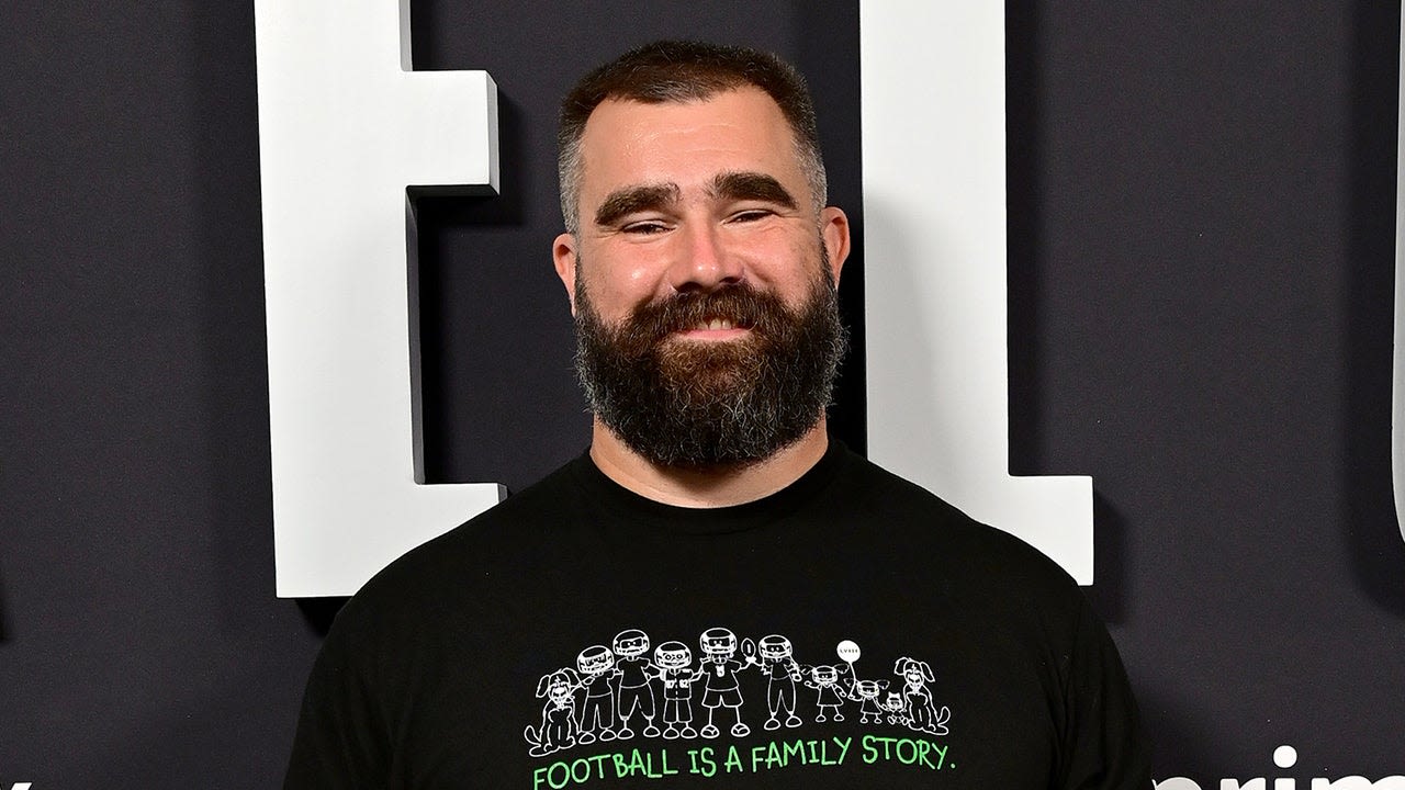 See Jason Kelce's Reaction Seeing an Eagles Fan at Taylor Swift's Show
