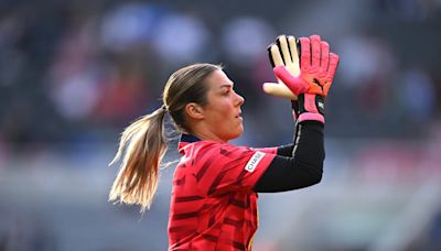 Mary Earps set to become highest-paid goalkeeper after agreeing to join PSG