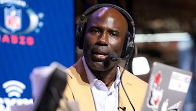 NFL Hall Of Famer Terrell Davis Handcuffed & Escorted Off Flight