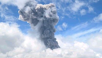 Volcano Erupts In Indonesia, Sends Ash Cloud 1.5 km Into The Sky