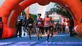 “Gracias por esperarme, tengo mucha pena por haberlos retrasado”: corredora inexperta fue animada con canticos de las fuerzas militares para terminar la Maratón del Valle