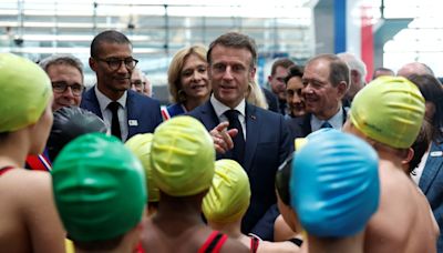 Macron visita la Villa Olímpica, la organización afina la inauguración