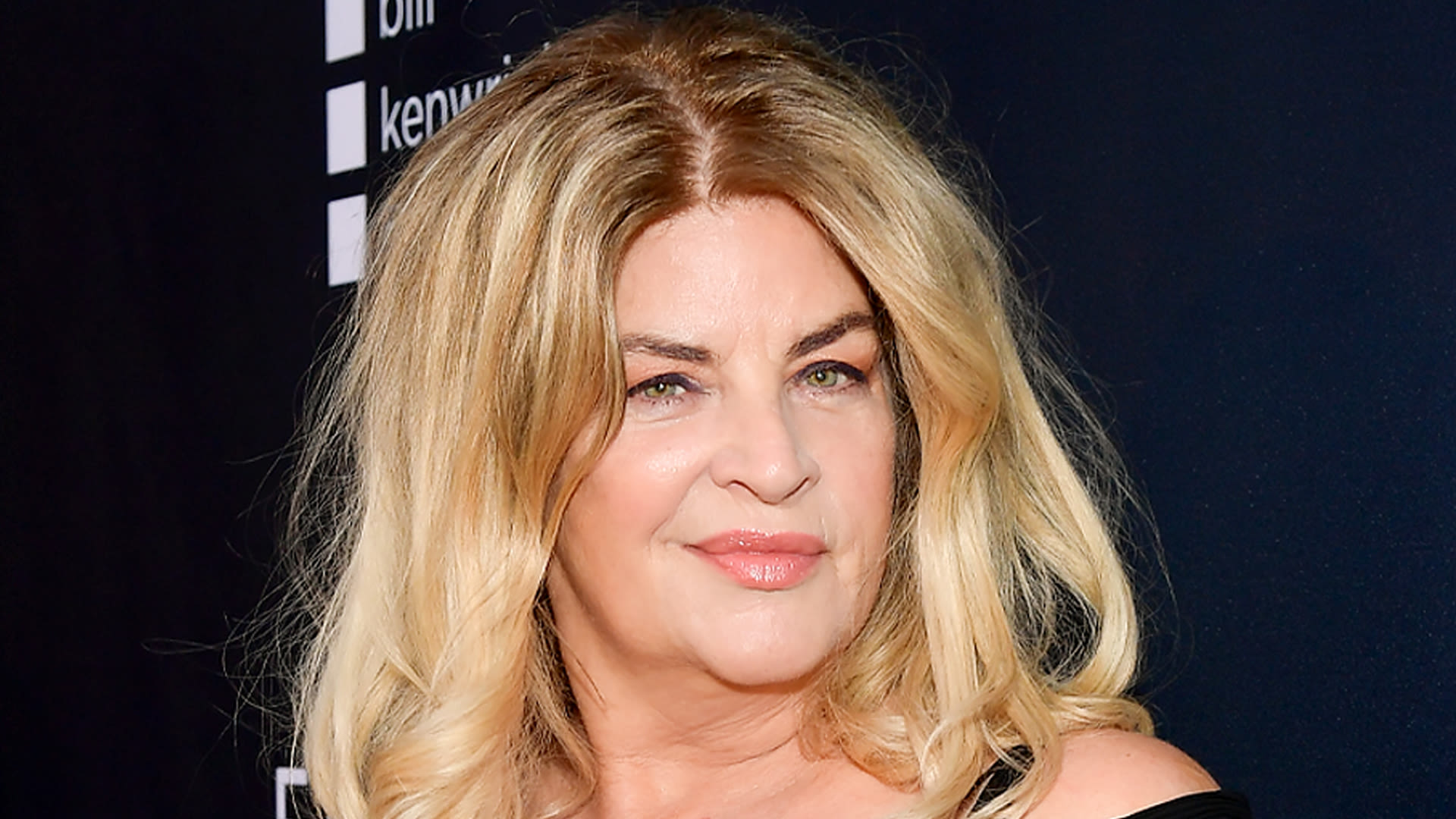 Kirstie Alley fans line up to buy her DWTS outfits and scripts at estate sale