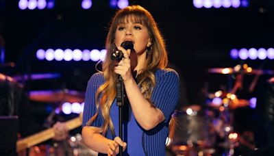 Kelly Clarkson’s Latest Kellyoke Performance Sends Fans Into a Frenzy