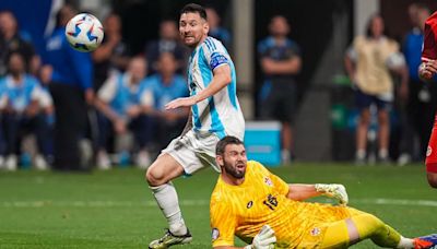 Asistencia de lujo, dos mano a mano, un susto y un gesto inolvidable con un niño: el gran partido de Messi en el triunfo ante Canadá