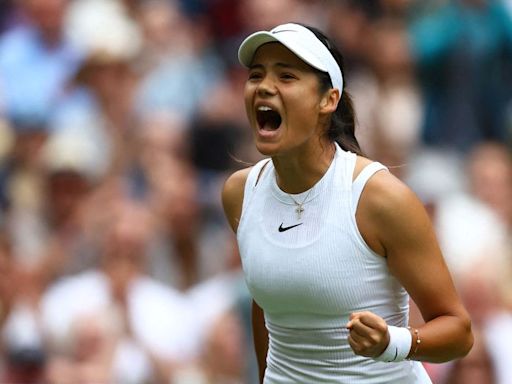 Británica Raducanu anima a hinchada local en primer día de Wimbledon, Osaka pasa también a segunda ronda