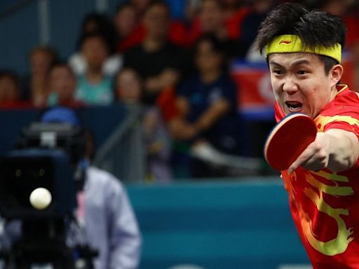 La alegría del medallista de oro chino Wang se ve truncada por un accidente con su paleta