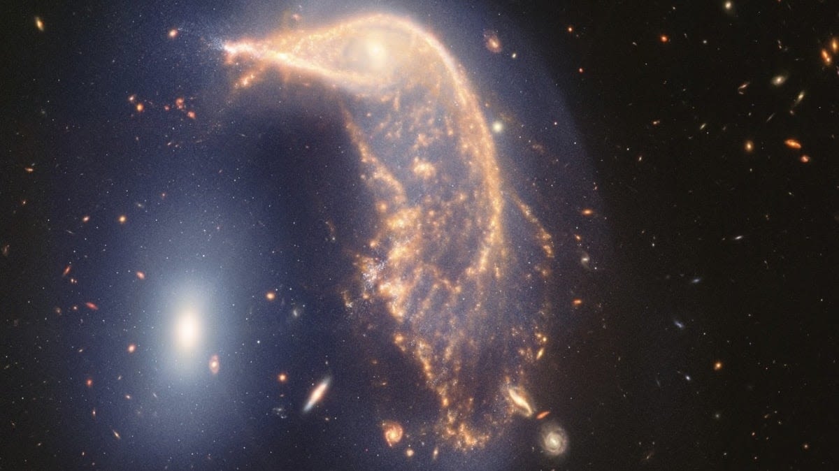 Webb telescope reveals a haze joining the Penguin and Egg galaxies