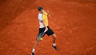 Impressive Alexander Zverev serves his way past Zhizhen Zhang