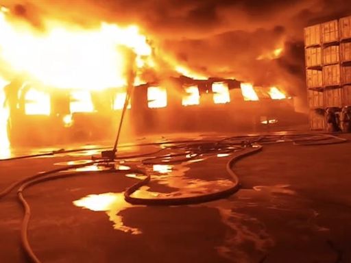 台南工廠驚傳大火！內部「存放大量易燃物」整排烈火狂燒超驚悚