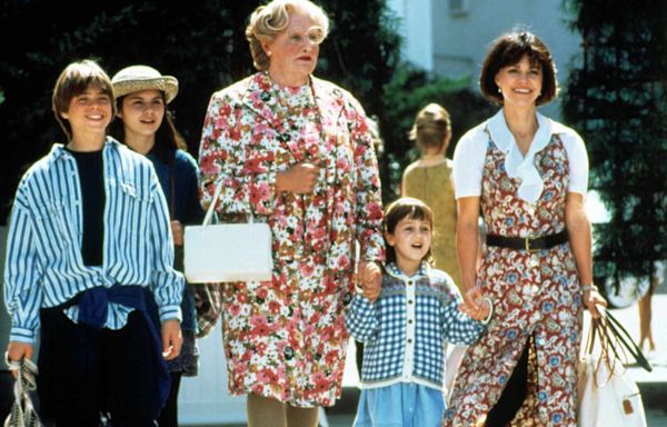 'Mrs. Doubtfire' star says Robin Williams defended her after principal expelled her