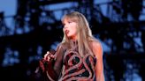 Un guardia de seguridad de Taylor Swift afirma que fue despedido por pedir a los fans que le hicieran fotos durante un concierto