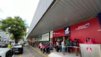 Início de venda de ingressos para Fortaleza x Boca Juniors é marcado por longas filas