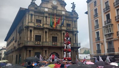 Los castells se elevan hacia el cielo pamplonés a una semana del chupinazo