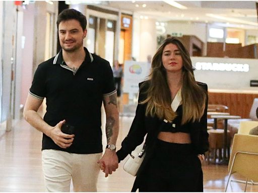 Felipe Neto passeia de mãos dadas com namorada por shopping no Rio