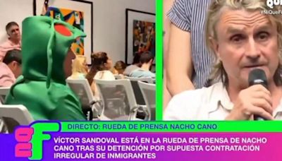 Víctor Sandoval acude disfrazado de insecto a la rueda de prensa de Nacho Cano