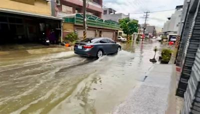 雨彈突襲！台南這地方水淹15公分 馬路變小河