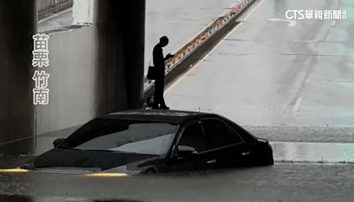 雨彈轟苗栗！ 2地下道積水車受困 頭份路淹父背子