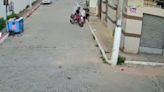 VÍDEO | Dupla de suspeitos de moto assalta mulher em Vila Velha