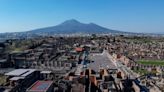 “No todo son penes en Pompeya”: cómo recorrer la ciudad sepultada en cien objetos, incluidos un casco de gladiador, un pan carbonizado y un orinal